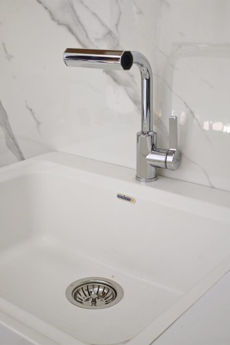 حنفية مغسلة كروم لامع بتصميم هندسي عصري